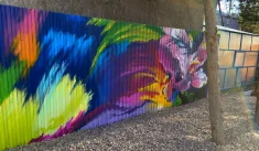 Забор из профнастила может казаться немного скукоженным и однообразным. К счастью, с некоторым уровнем креативности и усилий, забор можно превратить в уникальное декоративное дополнение к вашему участку.