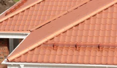 Металлочерепица, популярный выбор для частного домостроения, характеризуется сочетанием качества и доступности. Основные параметры включают толщину металла (0,4-0,6 мм), стандартную ширину листа (1180 мм), длину (0,5-9 м), вес (2-4 кг), полезную и нормативную площадь листа.