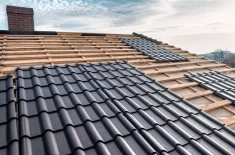 Металлочерепица представлена в разных габаритах, формах волны и геометрии ступеней, что позволяет имитировать классическую черепицу. Основные параметры волны - высота, шаг, длина и ступени. На выбор вида волны влияют площадь крыши, ее форма и климат. Не рекомендуется разрезать металлочерепицу по линиям резких изгибов, а при выборе стоит учитывать толщину листа, профиль, длину и ширину, подбирая оптимальные параметры в зависимости от площади и уклона крыши, климата и других факторов.