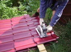 Для аккуратного раскроя металлочерепицы в элементах кровли необходимо учитывать многослойную структуру материала. Выбор инструмента зависит от сложности резки, например, для простых форм используют электроножницы, для сложной геометрии - лобзик или ножовку по металлу. Инструменты должны сохранять защитные слои материала и обеспечивать ровный, незаусенчатый срез.