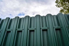 Чтобы выбрать для своего забора евроштакетник или профнастил, нужно подробно рассмотреть их характеристики, чтобы понимать достоинства и недостатки обоих материалов.